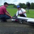 Un uomo costruisce un vero aereo in scala, eccolo in volo