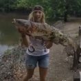 Donna pesca una carpa gigante usando un arco