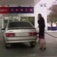 Una donna prova a fare benzina ma commette due epici fail