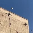Due droni giocano a pallavolo in città