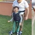 Il papà fa provare al figlio paralizzato il piacere di una camminata