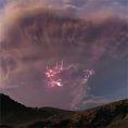 Il vulcano erutta, fulmini colpiscono il fumo che si sprigiona