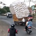 Un camion sovraccarico sfida la forza di gravità, chi vincerà?