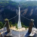 Ecco il ponte di vetro più lungo e alto al mondo. Da brividi!