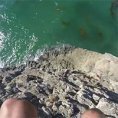 Questo ragazzo si lancia da una roccia con un salto folle