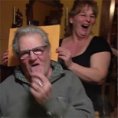 Nonno perde la dentiera mentre soffia le candeline