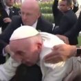 Il Papa viene strattonato da un fedele, ecco la sua incredibile reazione