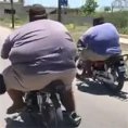 Scontro tra titani, una folle gara in motocicletta