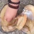 Una donna apre un mollusco, ciò che trova dentro è davvero incredibile