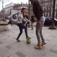 Ragazza sfida i passanti a toglierle la palla, ma nessuno ci riesce!