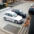 Prova a parcheggiare l'auto ma combina un vero disastro