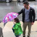 Papà e figlia hanno un solo ombrello. La soluzione? Simpaticissima!