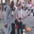 Musicista inizia a suonare per strada ma un artista famoso lo sorprende