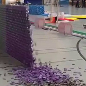 128 mila tessere del domino creano uno spettacolo da record