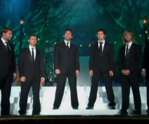 6 uomini cantano in perfetta armonia