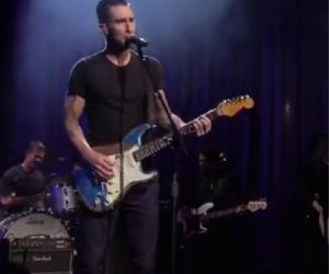 Adam Levine canta e suona un capolavoro di Prince