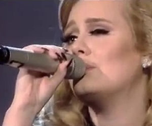 Adele scoppia in lacrime mentre canta uno dei suoi brani