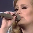 Adele scoppia in lacrime mentre canta uno dei suoi brani