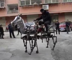 Un uomo cinese ha inventato un cavallo meccanico, e lo cavalca!