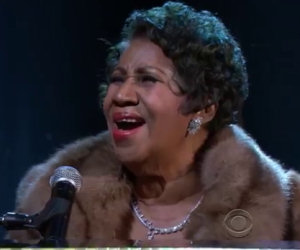 A 73 anni Aretha Franklin si siede al pianoforte ed emoziona tutti