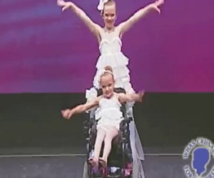 Una bimba è sulla sedia a rotelle, ciò che fa sua sorella è commovente