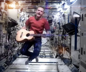 Un astronauta esegue un pezzo di David Bowie con uno stile unico