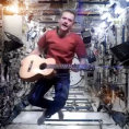 Un astronauta esegue un pezzo di David Bowie con uno stile unico