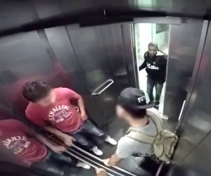 Ha un attacco di diarrea in ascensore, ecco la reazione della gente