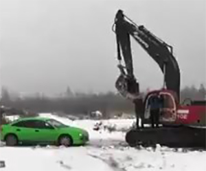 Automobile contro un escavatore in Russia