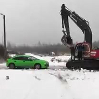 Automobile contro un escavatore in Russia