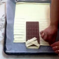 Avvolge una tavoletta di cioccolato e crea un dolce incredibile