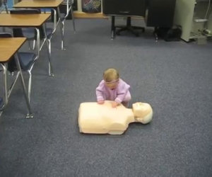 Viene messo un manichino davanti una bambina, ecco cosa fa lei