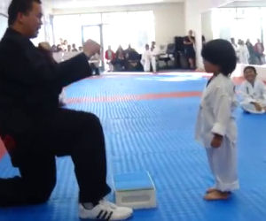 Questo bambino deve fare l'esame di karate, ecco cosa combina!