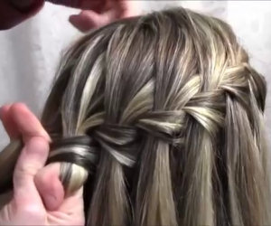 Inizia separando una ciocca di capelli, il risultato finale è bellissimo