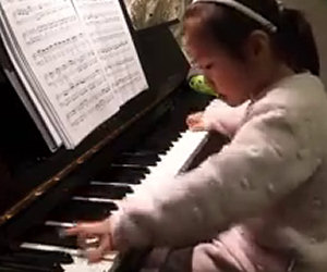 Una bimba di 3 anni alle prese con un pianoforte: che brava!