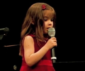 Bimba di 5 anni canta l'Ave Maria