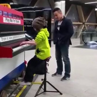 Una bimba suona il pianoforte in metro e stupisce tutti