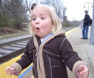 Bimba vede il treno per la prima volta