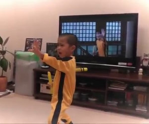 Un bimbo di soli cinque anni imita perfettamente Bruce Lee