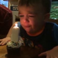 Il bimbo non sa spegnere la candelina, ecco come lo aiuta il papà