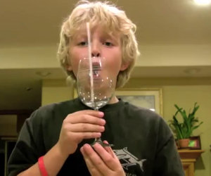 Questo bambino riesce a rompere il bicchiere con la sua voce