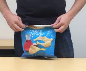 Ecco come chiudere un sacchetto di patatine senza usare mollette