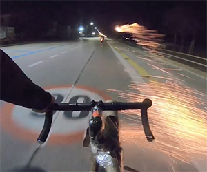 Ciclista arrabbiato fa cadere uno scooter in modo creativo