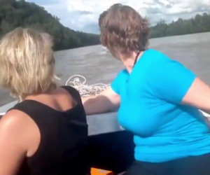 Due donne vanno in barca sul fiume ma ecco cosa vedono...