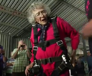 Una donna festeggia così i 100 anni, in modo assolutamente unico