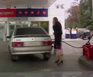 Una donna prova a fare benzina ma commette due epici fail