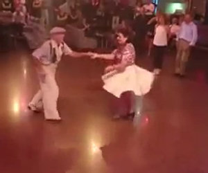 Due anziani ballano in modo epico