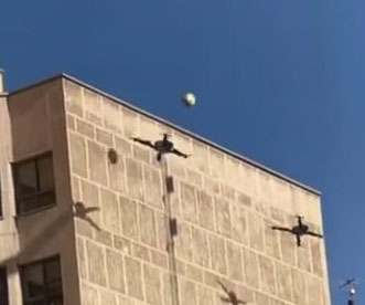 Due droni giocano a pallavolo in città