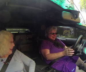 Due nonne salgono su una Lamborghini, ecco le loro reazioni
