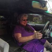 Due nonne salgono su una Lamborghini, ecco le loro reazioni
